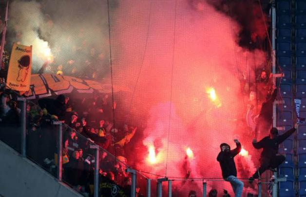 Gewalttäter in und um Fußballstadien – hier eine Szene aus dem Drittligaspiel des FC Hansa gegen Dynamo Dresden Ende November 2014
