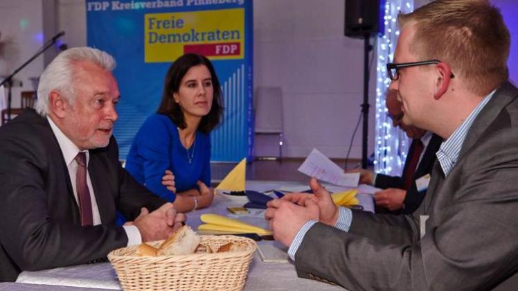 FDP-Präsidiumsmitglieder Wolfgang Kubicki und Katja Suding im Gespräch mit Redakteur Gerrit Bastian Mathiesen.  
