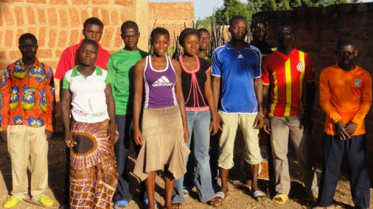 Diese jungen Leute aus Sien bekommen aus Neumünster das Schulgeld auf ihrem Weg zum Abitur oder zu einem Berufsabschluss. 6000 Euro überweisen die Rotarier pro Jahr in die kleine Gemeinde in Burkina Faso. 