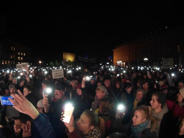 Kiel leuchtet: Zum Schluss versammelten sich die Demonstranten zu einer Kundgebung auf dem Rathausplatz. Mit leuchtenden Handys und Feuerzeugen setzten die Kieler ein Zeichen für Toleranz.