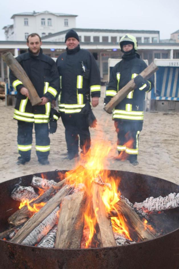 Unterstützen die Veranstaltung: David Jorde (v. l.), Christian Menne und Marcel Müller von der Freiwilligen Feuerwehr Warnemünde.