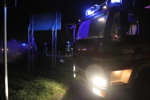 Schutzengel für Autofahrer: Nach Frontalcrash mit Ampel bei Rövershagen (LRO) rettet sich Mann aus brennendem Auto