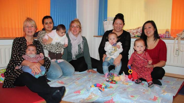 Hilfe für Mütter: Familienhebamme Kathrin Stege (links) und Sozialpädagogin Birte Zabel (Mitte) stehen mit Rat und Tat zur Verfügung. 