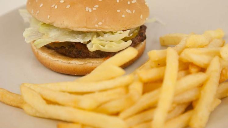 Lecker, aber viel zu fettig: Wer zu oft Burger und Fritten isst, schädigt seine Leber. 