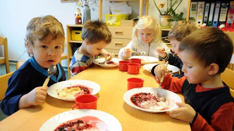 Schon seit 2010 Alltag bei der Kita gGmbH: Im „Haus Sonnenschein“ gibt es gesunde Vollkost für die Kinder.  Fotos: Klawitter 