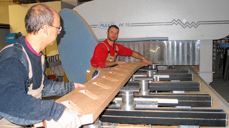  Danny Petrat (r.) und Frank Peiser an der CNC-Maschine. 