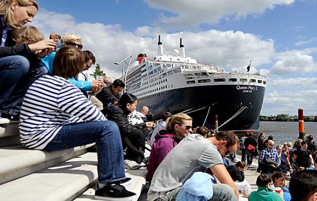 Die Hafencity und die Kreuzfahrschiffe: Attraktionen für Touristen, die es nach Hamburg zieht. Foto: dpa