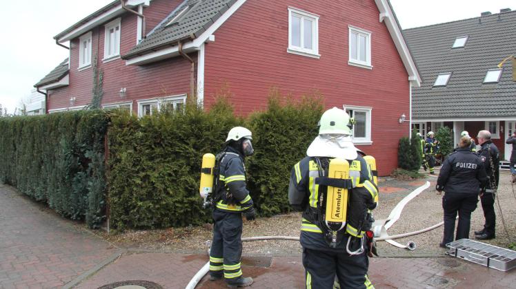 30 Feuerwehrleute waren mit sechs Fahrzeugen nach dem Brandanschlag in Escheburg im Einsatz.