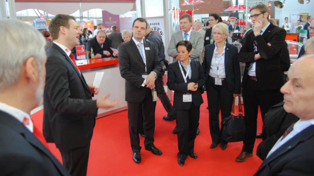 Messe-Rundgang: Tim Bast, Geschäftsführer der Bast GmbH & Co. KG aus Tönning, (2.v.l.) erläutert den Besuchern die Leistungsstärke seines Unternehmens. Messe-Rundgang: Tim Bast, Geschäftsführer der Bast GmbH & Co. KG aus Tönning, (2.v.l.) erläutert den Besuchern die Leistungsstärke seines Unternehmens.