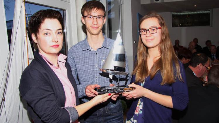 Die neue Jugendwartin Sandra Findersen (links) mit den Gewinnern der „Silberjolle 2014“, dem Ehrenpreis der ASC-Jugend für die erfolgreichsten Jugendlichen, Lenja Burchard und Philipp Huber. 