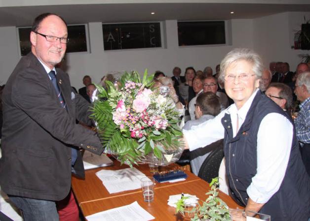 Mit Blumenstrauß und Gutschein bedankt sich Claus Nissen bei Ulla Eggers für die lange und erfolgreiche Jugendarbeit. Mit Blumenstrauß und Gutschein bedankt sich Claus Nissen bei Ulla Eggers für die lange und erfolgreiche Jugendarbeit.