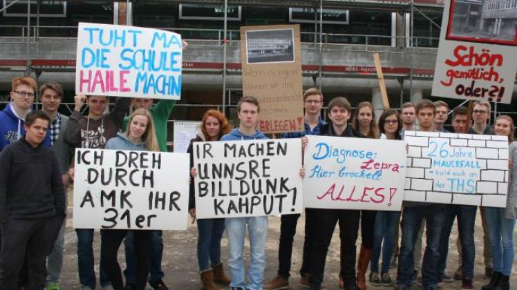Lernen auf einer ewigen Baustelle: Die Schüler der Theodor-Heuss-Schule in Thesdorf haben gestern Transparente beschriftet, mit der sie auf die Sanierungs-Misere aufmerksam machen wollen.  