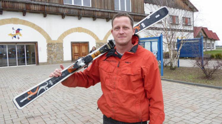Nico Czybik ist seit 2006 Technischer Betriebsleiter und Fachkraft für Arbeitssicherheit sowie Brandschutzbeauftragter im Wittenburger Alpincenter. Der 40-Jährige läuft, wen wundert’s, selbst gerne auf den schnellen Brettern.  