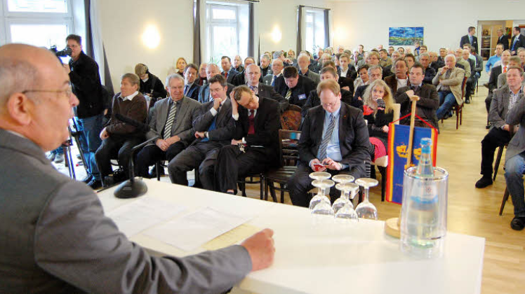 Volles Haus: Kreispräsident Heinz Maurus begrüßte zahlreiche Vertreter aus Politik und Wirtschaft zum „B5-Gipfel“. 
