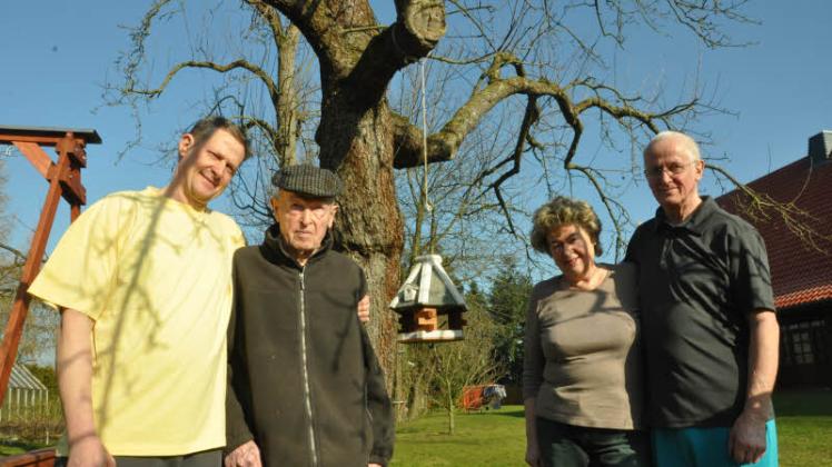 Großfamilie: Torsten Stebner mit seinem Großvater Walter Frentrup sowie Margit und Ernst Stebner. Fotos: Regina Mai 