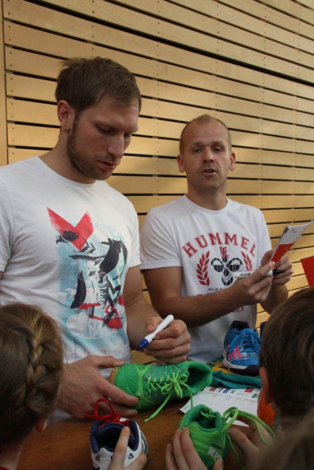Steffen Weinhold und Anders Eggert gaben fleißig Autogramme. Steffen Weinhold und Anders Eggert gaben fleißig Autogramme.