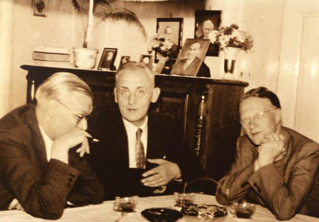 Im privaten Kreis (von links): Richard Blunck sitzt mit Dr. Hinrichs und Dr. Hans Möller zusammen (Aufnahme von 1954). 