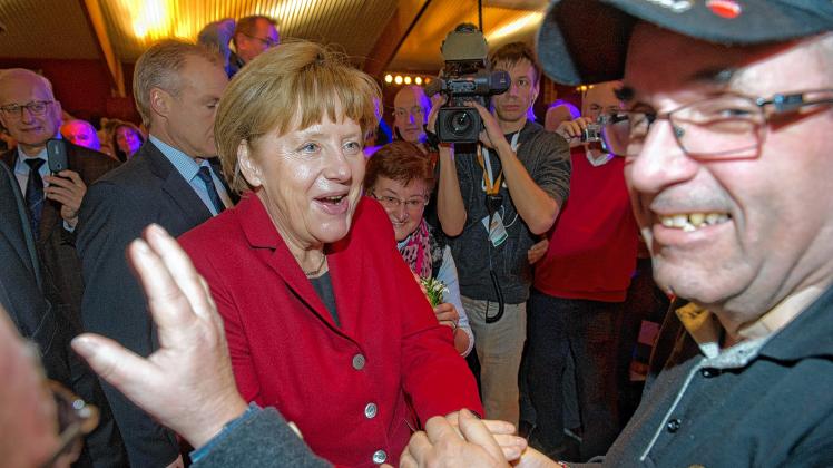 Händeschütteln mit Bundeskanzlerin Angela Merkel beim  Aschermittwoch der CDU in Demmin 