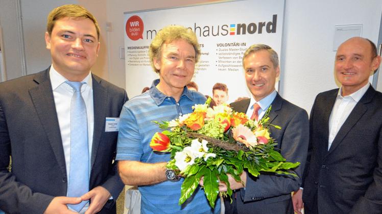 Offizieller Abschied: Landrat Sebastian Constien, Hans-Jürgen Kowalzik, Andreas Gruzcek und Stefan Koslik (v. l.) gestern in Güstrow