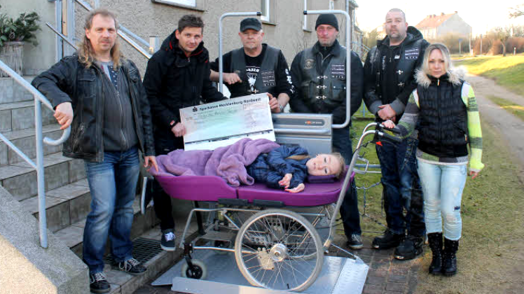 Öffentliche  Übergabe des Spendenschecks von 5900 Euro für den Speziallift von Tanja Techentin aus Mankmoos: (v..l.) Vater Roman Techentin, Elmar Pingel (Warin/2. Stellvertreter des Bürgermeisters), die Mitglieder des Gölliner Motorradclubs Hans-Jürgen Zutz (Klein Labenz/Präsident), Karsten Lücke (Nisbill) und Ulf Malzahn (Bad Kleinen) sowie Mutter Katja Techentin. 