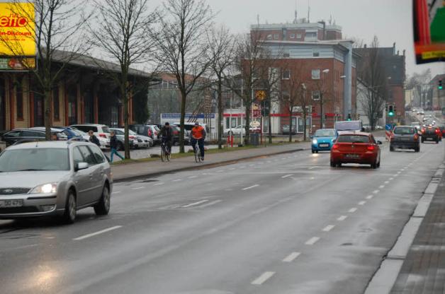 Auch wenn sich nicht jeder dran hält: Fahrradspuren, wie hier auf der Königstraße, gelten für Verkehrsplaner als beispielhaft.