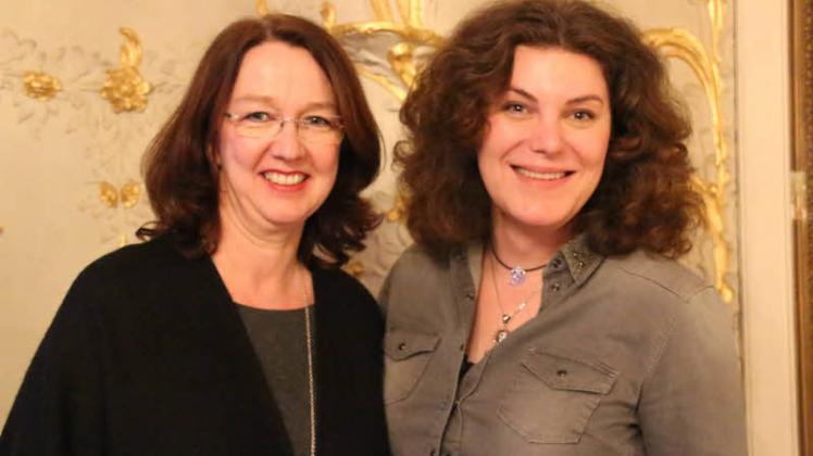 Stadtbücherei-Leiterin Karin Labendowicz (li.) mit Autorin Janice Jakeit. 