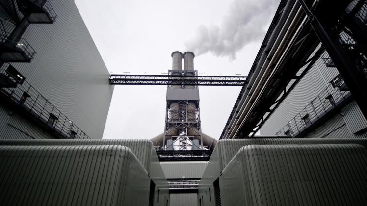 Rauch zieht aus einem Schornstein des Moorburger Kohlekraftwerks.