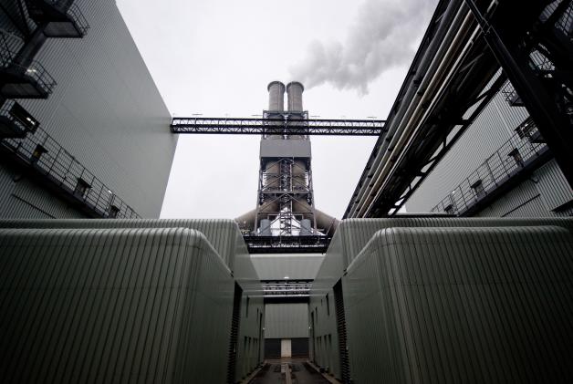 Rauch zieht aus einem Schornstein des Moorburger Kohlekraftwerks.