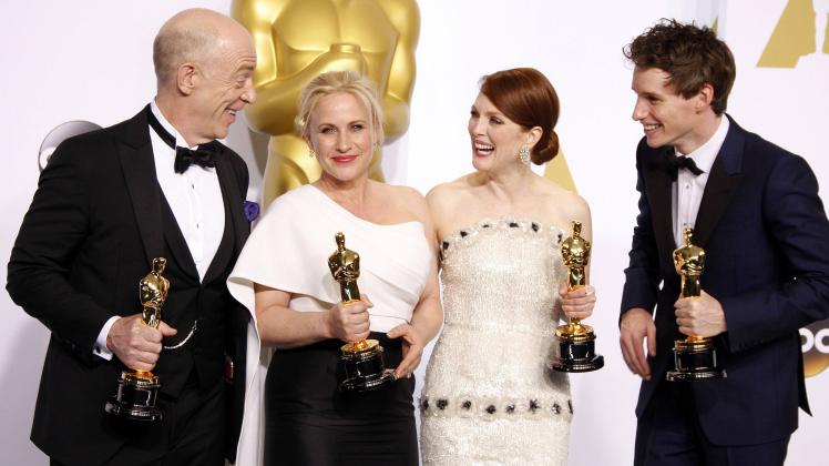Die stolzen besten Schauspieler: J.K. Simmons, Patricia Arquette, Julianne Moore und Eddie Redmayne halten ihre Trophäe in den Händen.