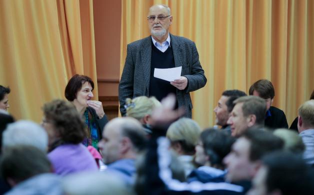 Der Bürgermeister der Gemeinde Escheburg, Rainer Bork, spricht bei der Bürgerversammlung im überfüllten Gemeindehaus. Der Bürgermeister der Gemeinde Escheburg, Rainer Bork, spricht bei der Bürgerversammlung im überfüllten Gemeindehaus.