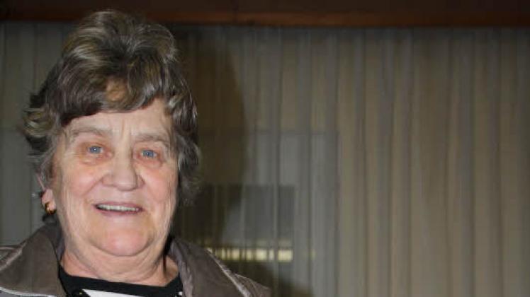 Ingrid Schewe gewann Kohlkopf und Kartoffeln für den Eintopf.