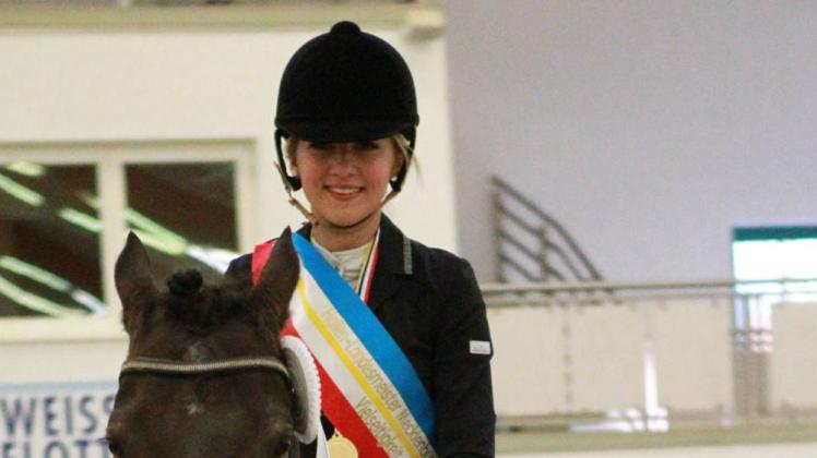 Frischgebackene U21 Hallen-Landesmeisterin im Vielseitigkeitsreiten: Stine Packheiser. Fotos: jutta wego 
