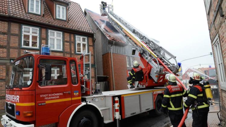 Feuerwehrleute in Rehna hätten ohne Schönberger Drehleiter beim Dachstuhlbrand wenig ausrichten können.  