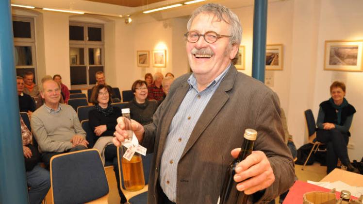 Seit er in Warin lebt, und das sind schon über 20 Jahre, befasst sich Dieter Wismann mit Apfelwein. Über dessen Herstellung , die umstrittene Anreicherung mit Zucker und Unterschiede zu Traubenweinen hielt er einen Vortrag im Naturparkzentrum.  Fotos: Rüdiger Rump 
