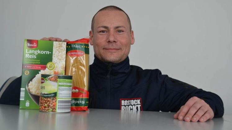 Reis, Nudeln oder Dosen sammeln Thorsten Schulz von Rostock rockt und Hansa für die Tafel. 