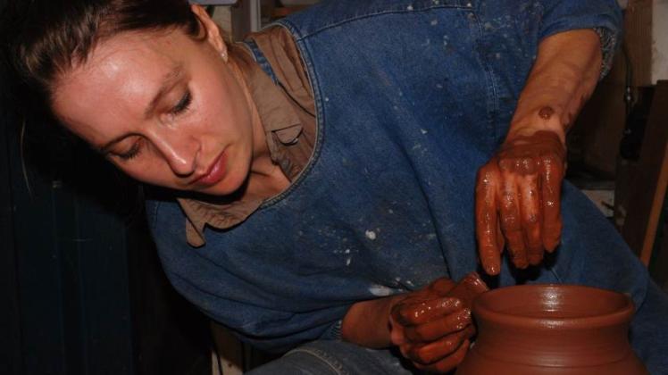 Töpferin Sophia Binney bei der Arbeit. 