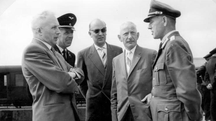 Westerlands Bürgermeister Heinz Reinefarth (2. von rechts) im Frühjahr 1959 bei der Einweihung der Pkw-Entladerampe am Bahnhof.  