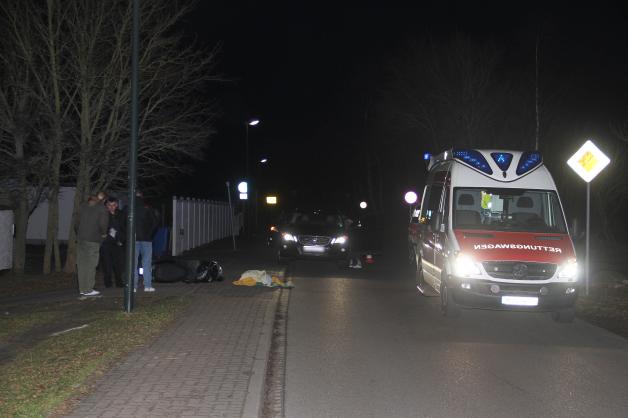Rollerfahrer gerät bei Unfall in Dorf Lichtenhagen unter Auto