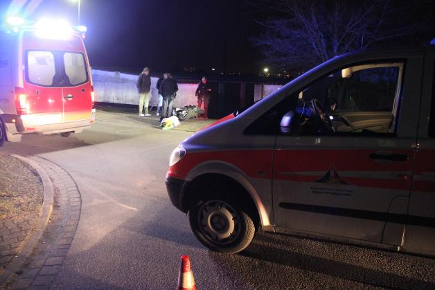 Rollerfahrer gerät bei Unfall in Dorf Lichtenhagen unter Auto