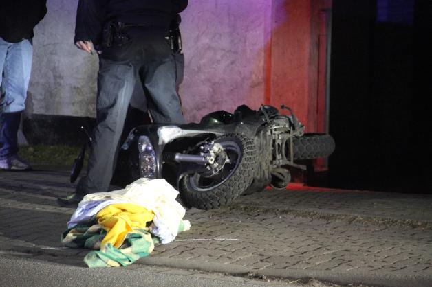 Rollerfahrer gerät bei Unfall in Dorf Lichtenhagen unter Auto Rollerfahrer gerät bei Unfall in Dorf Lichtenhagen unter Auto