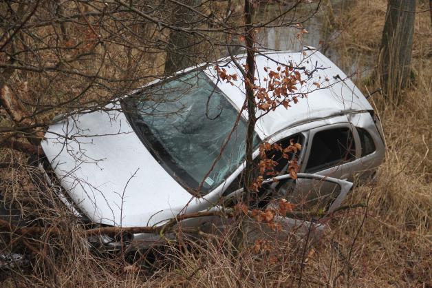 Auto fliegt auf B 105 bei Gelbensande beim Überholen in Wald Auto fliegt auf B 105 bei Gelbensande beim Überholen in Wald