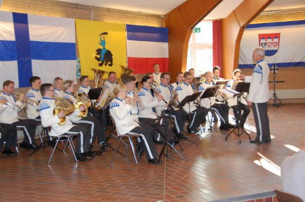 Das Gardemusikkorps der finnischen Verteidigungskräfte spielte nicht nur Ehrenhain, sondern auch beim Kaffeetrinken in der Aula der Grundschule. 