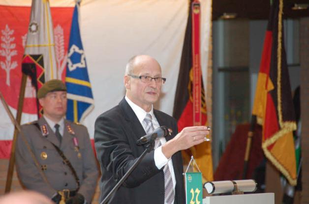 Stößt mit den Gästen auf die Jäger an: Bürgermeister Jürgen Kirsten.