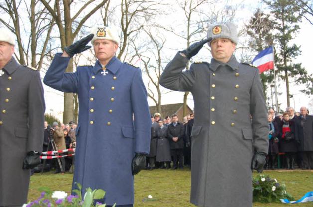 Gedenken der Jäger: Die finnische Delegation um General Jarmo Lindberg (links)