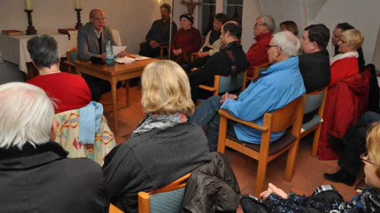 Bei der Lesung des Wariner Autors Christoph von Fircks blieb in der kleinen, gemütlichen Sakristei der Bibower Kirche kein Stuhl frei.  