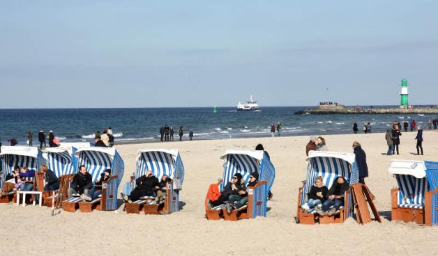 Die Vorboten: Wenn die ersten Strandkörbe stehen, naht der Frühling. Viele Strandgänger gönnen sich am Sonnabend ein Sonnenbad. Fotos: Michaela Kleinsorge 