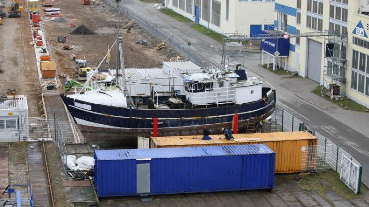 Seit Januar steht die „Marlen“ in Wismar auf dem Trockenen. Davor wird ein Container als Unterkunfts- und Werkstattbereich umgebaut. 