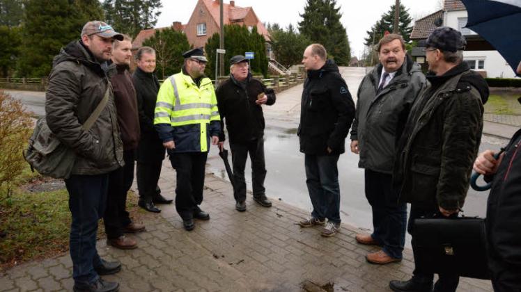 Beratung zur Lösung der Verkerhssituation in Vellahn mit den Busbetrieben, dem Konsum und der Polizei.   Fotos: Pohle 