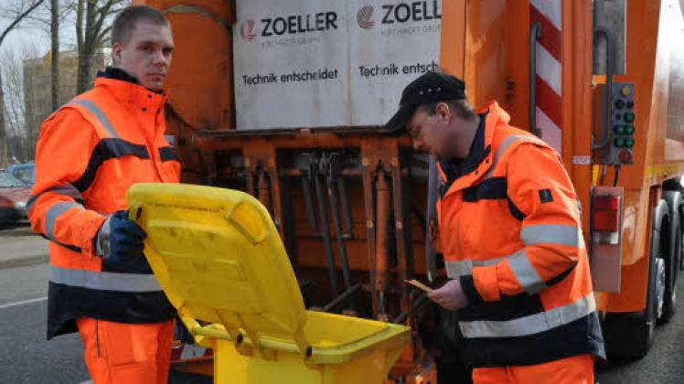 Auf ihren Touren kontrollieren Sebastian Hartwig (links) und Mario Brümmer von der Stadtentsorgung, ob die Rostocker ihren Müll auch richtig trennen.  