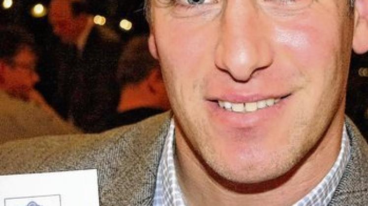 Andreas Rieper zeigt auf das Logo der Wählergemeinschaft Einwohner für Aukrug (EFA). Er ist  bereit, den Vorsitz zu übernehmen.     Foto: Böge